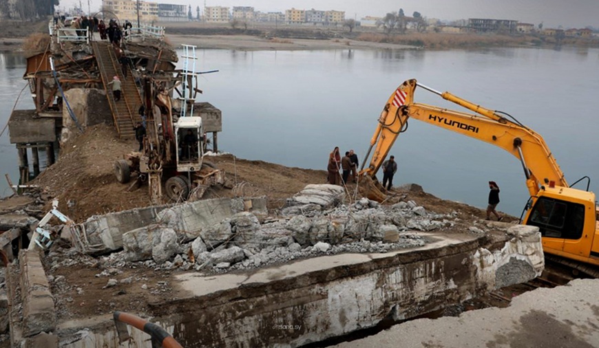 ورشات الأشغال تبدأ تأهيل جسر الرقة القديم “المنصور” - سانا
