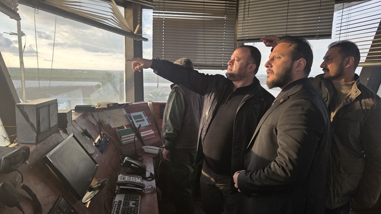 وفد وزارة الداخلية السورية يتفقد مطار القامشلي لاستلامه من مليشيا قسد