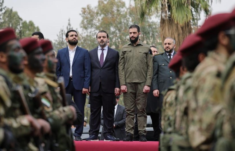 الرئيس أحمد الشرع والوزيران أسعد الشيباني وأنس خطاب خلال عرض عسكري في دمشق، 8 كانون الأول/ ديسمبر 2025 - الرئاسة السورية