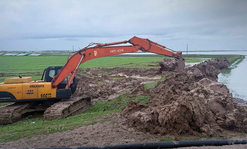 وحدات الهندسة العسكرية في الجيش السوري ساهمت مع فرق الدفاع المدني في الاستجابة للمتضررين جراء السيول