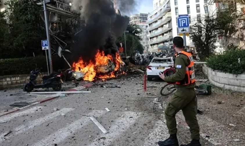 حرائق ودمار في محطة القطار المركزية بـ"تل أبيب" جراء سقوط صواريخ إيرانية