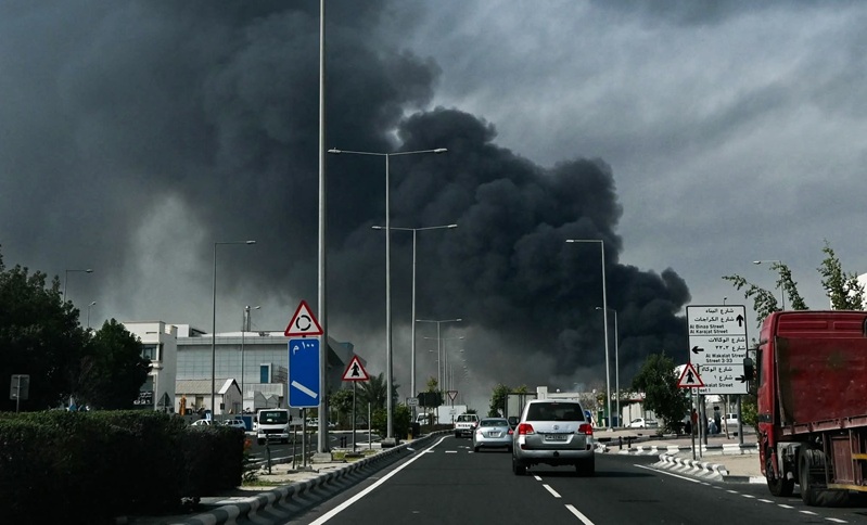 حريق جراء سقوط أجزاء من صاروخ إيراني خلال عملية اعتراضه من الدفاعات الجوية القطرية