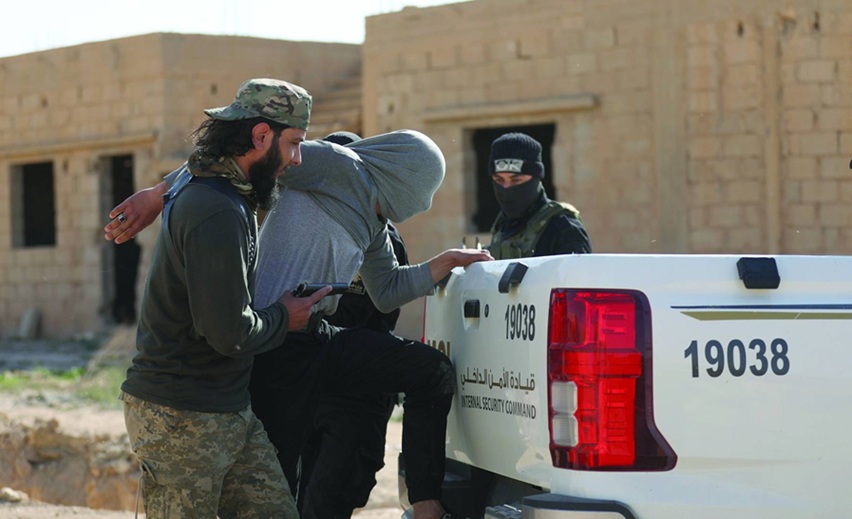 اعتقال عنصر من «داعش» من قوى الأمن في البوكمال شرق دير الزور - أرشيف - وزارة الداخلية السورية