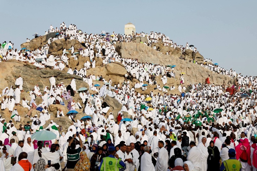 الحجاج على جبل الرحمة في صعيد عرفات لأداء ركن الحج الأعظم