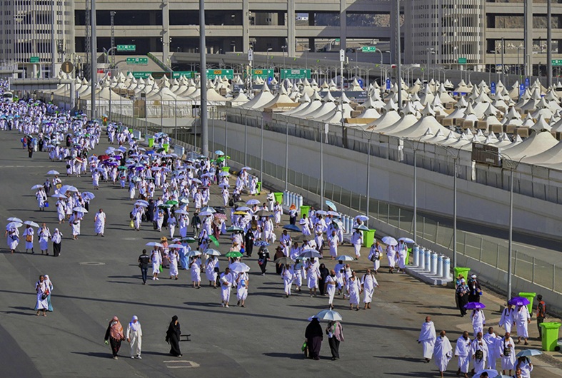 حجاج بيت الله الحرام يتوجهون إلى مشعر منى يوم التروية لتأدية مناسك الحج