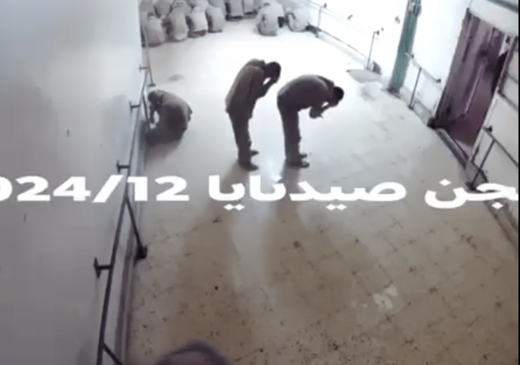 لقطة من مقطع متداول يُظهر معتقلين داخل سجن صيدنايا (المصدر: مواقع التواصل)