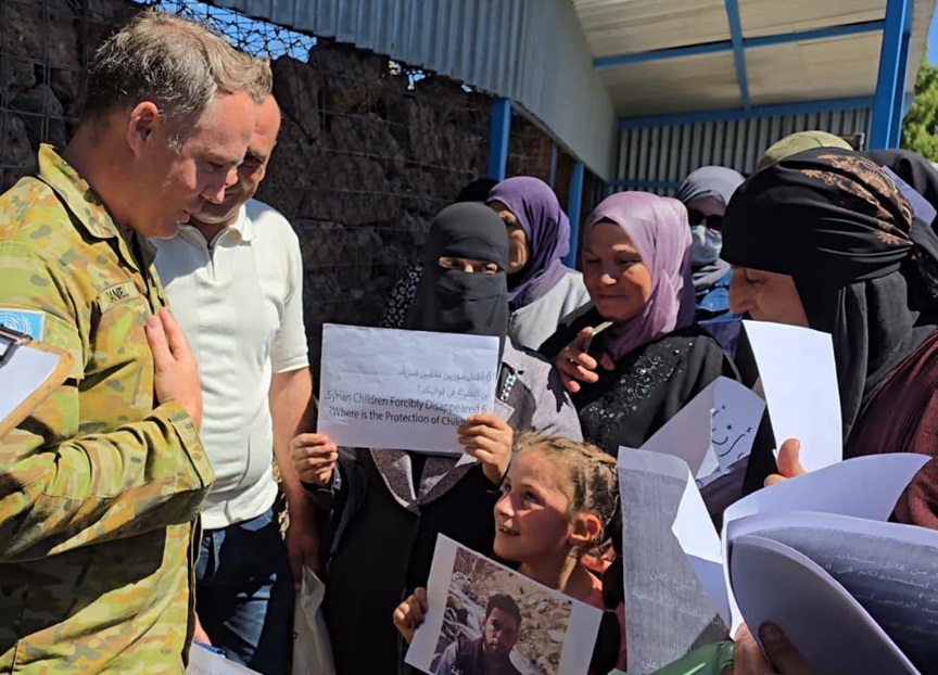 أهالي المختطفين الأسرى السوريين، لدى قوات العدو الإسرائيلي، في وقفة احتجاجية أمام مقر قوات الأمم المتحدة في القنيطرة