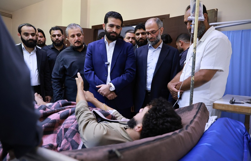 وزير الداخلية المهندس أنس خطاب، ومستشار رئاسة الجمهورية للشؤون الدينية عبد الرحيم عطون، يزورون مصابي الحادث المروري الذي وقع أمس على طريق دير الزور - دمشق