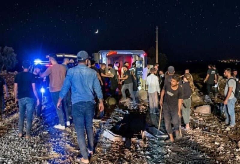 فرق الإنقاذ ومدنيون يحاولون مساعدة المصابين جراء حادث حافلة المعتمرين اللبنانيين في منطقة درعا