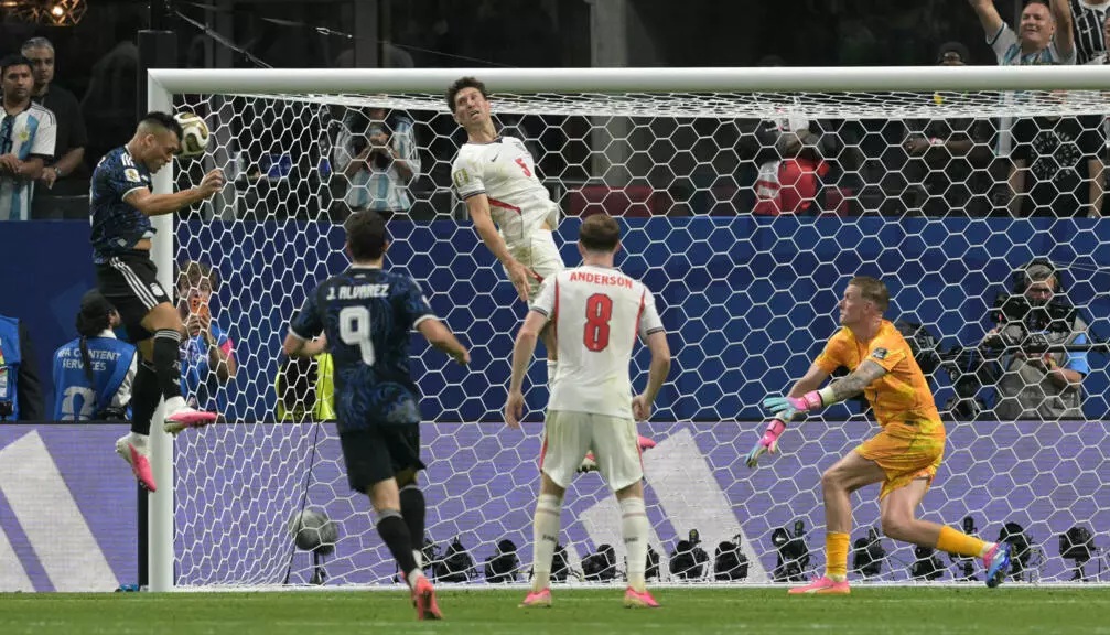 هدف لاوتارو مارتينيز في مرمى إنكلترا في نصف نهائي كأس العالم. 15 يوليو/تموز 2026 - أ ف ب