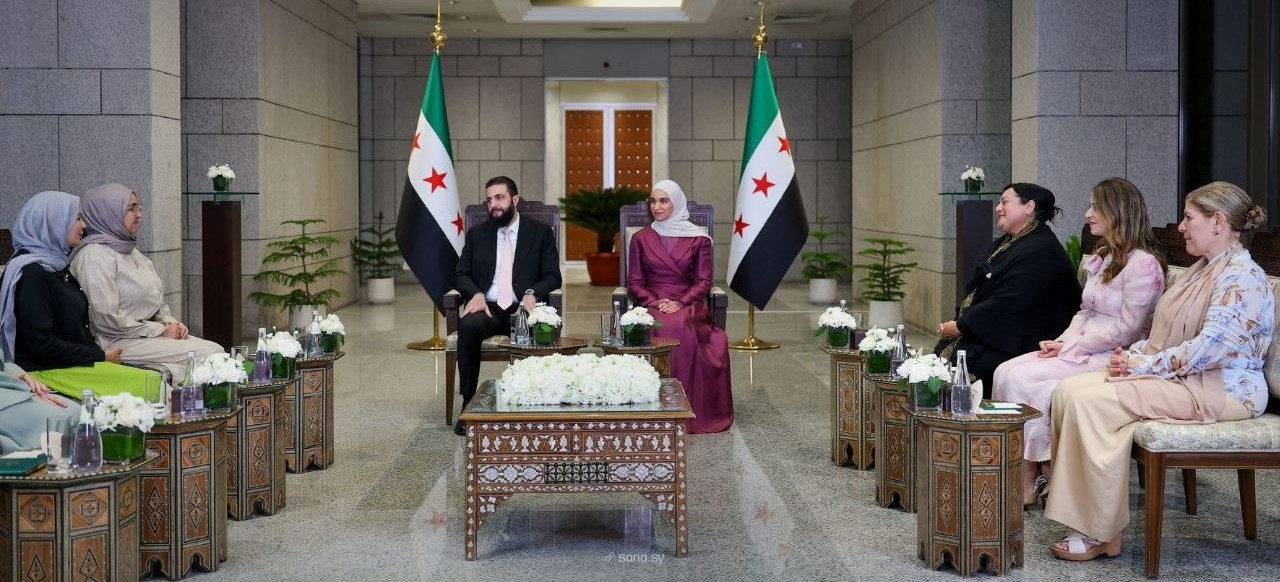 الرئيس أحمد الشرع وعقيلته لطيفة الدروبي خلال لقائهما سيدات سوريات ناشطات في مجال الصحة بالولايات المتحدة، في قصر الشعب بدمشق، 3 تموز/يوليو 2026 – سانا
