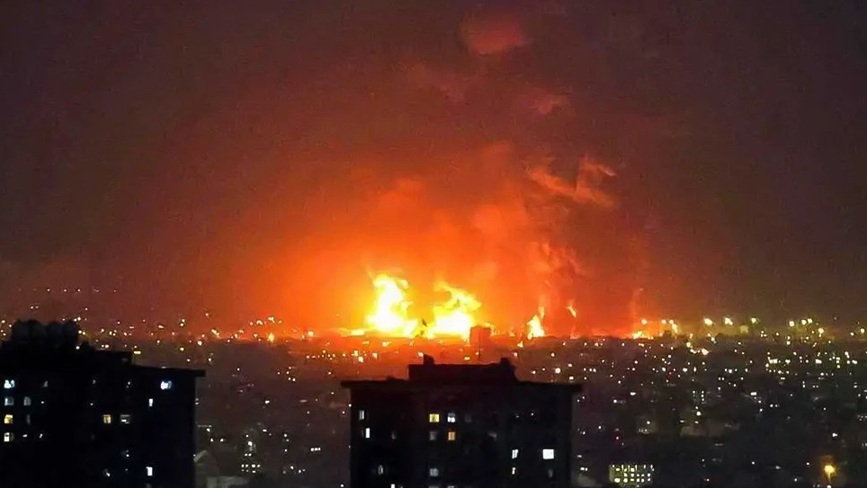  انفجارات في مدينة سيريك الساحلية جنوبي إيران جراء ضربات أمريكية