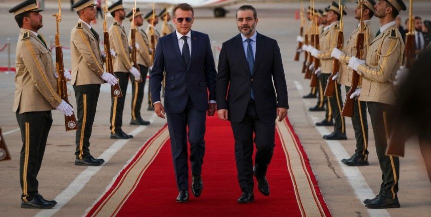 الرئيس الفرنسي إيمانويل ماكرون برفقة وزير الخارجية السوري أسعد الشيباني خلال وصوله إلى دمشق، اليوم الإثنين 6 تموز/يوليو 2026. سانا