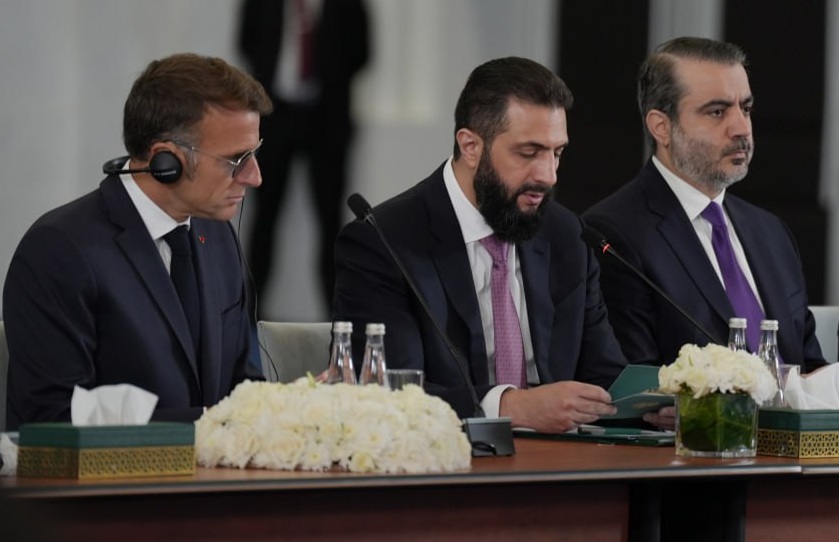  الرئيس أحمد الشرع ونظيره الفرنسي إيمانويل ماكرون في اجتماع الطاولة المستديرة في دمشق
