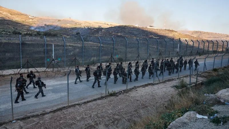 عناصر من القوات الإسرائيلية قرب خط وقف إطلاق النار بين الجولان السوري المحتل وسوريا – أرشيف/رويترز.