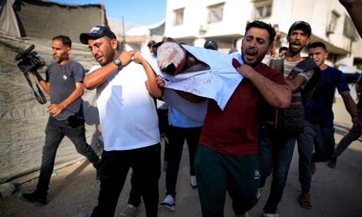 فلسطينيون يشيعون شهيداً سقط جراء غارة إسرائيلية استهدفت مدينة غزة، 29 أغسطس 2026