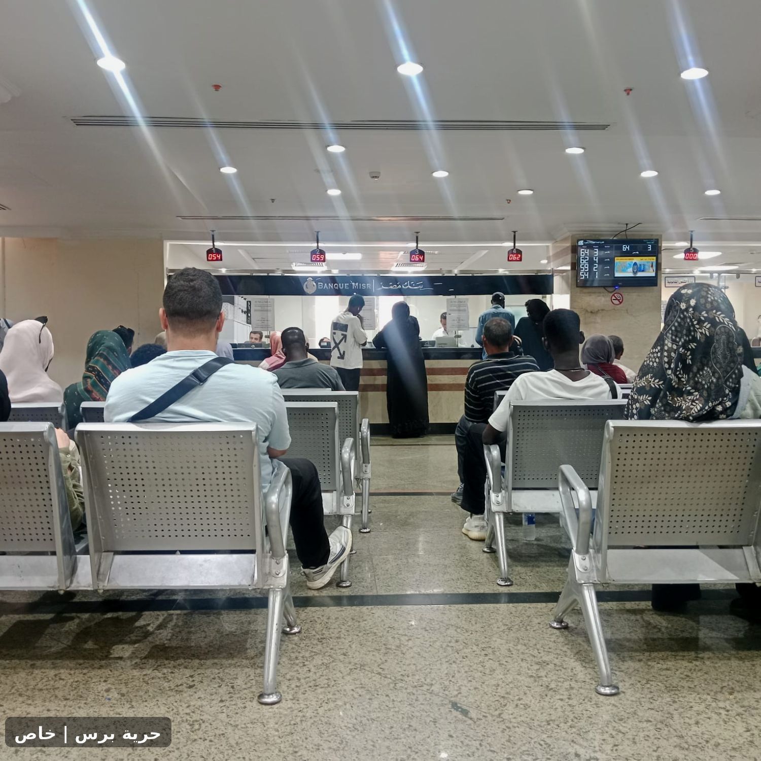 مراجعون داخل مقر الإدارة العامة للجوازات والهجرة والجنسية في العباسية بالقاهرة، وسط استمرار إجراءات الإقامة وتسوية الأوضاع للأجانب واللاجئين – القاهرة، 13 آب/أغسطس 2026 – حرية برس | خاص.