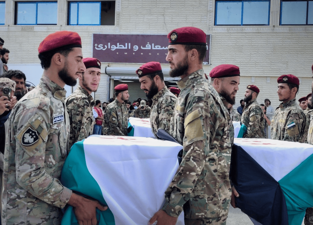 عناصر من الجيش السوري خلال تشييع رفاقهم في دير الزور، السبت 19 أيلول 2026 – سانا
