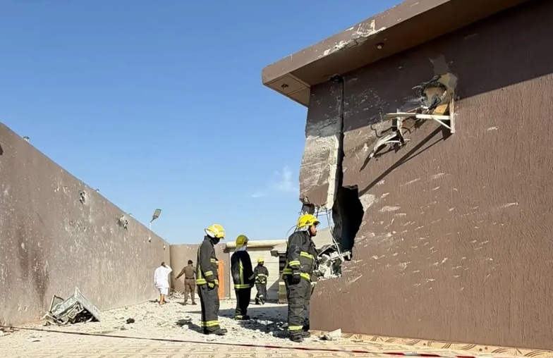 أضرار في منازل المدنيين جراء سقوط شظايا طائرة مسيّرة لمليشيا الحوثي بعد اعتراضها وتدميرها من الدفاعات السعودية - واس