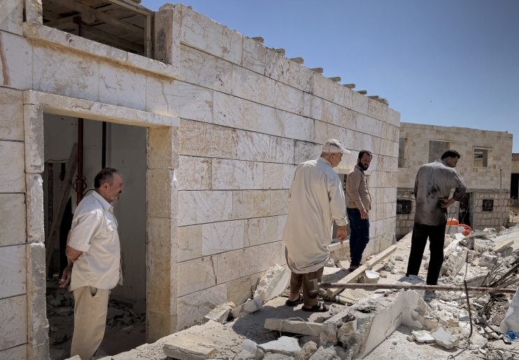 وفاة رجل وإصابة زوجته بانهيار سقف منزل متضرر بريف إدلب
