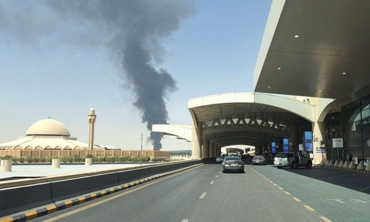 سحابة كثيفة من الدخان الأسود تتصاعد من منطقة تخزين الوقود في مطار الملك خالد الدولي في الرياض، 19 أيلول 2026