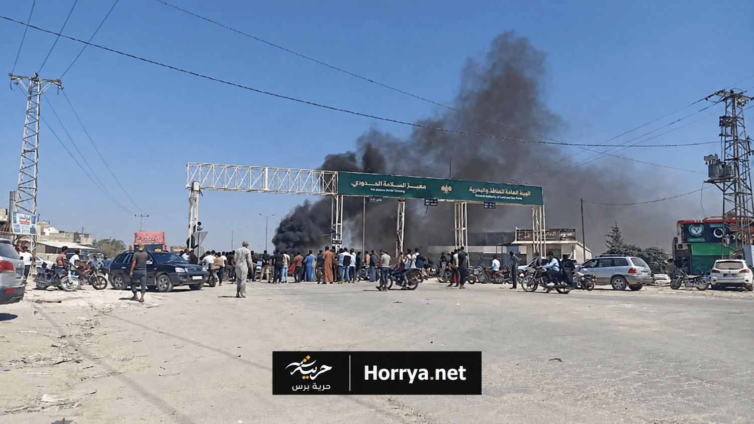 جانب من الاحتجاجات عند معبر باب السلامة الحدودي رفضاً لرفع أسعار المحروقات – خاص حرية برس