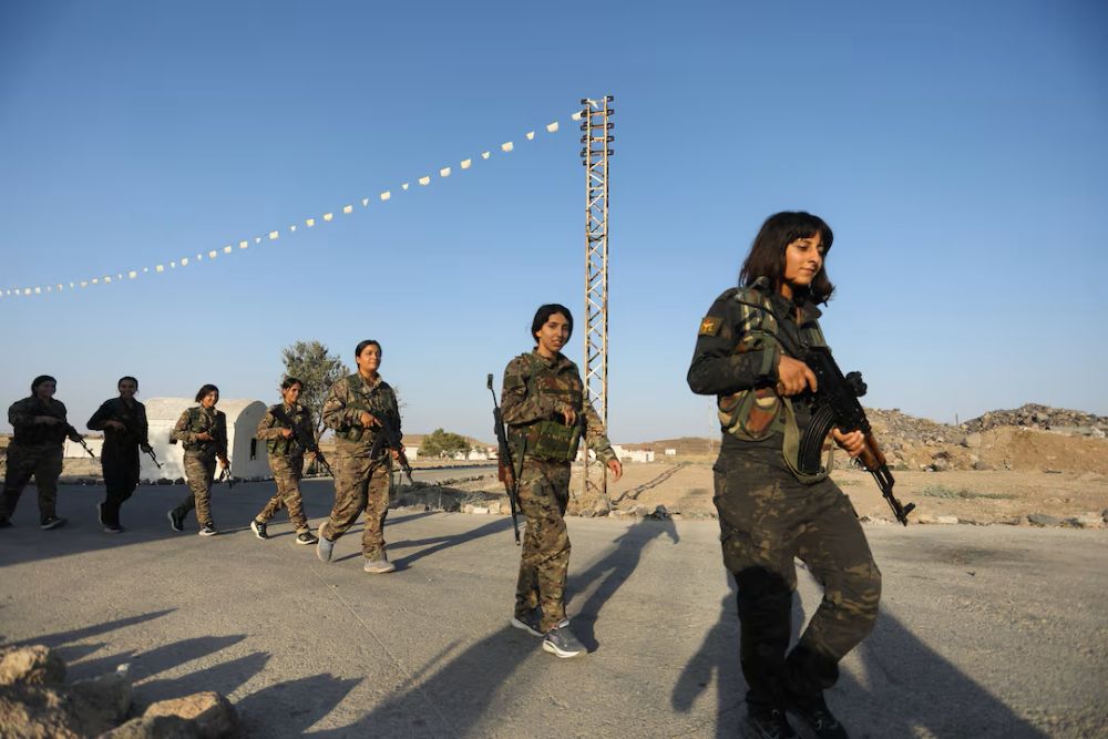 مقاتلات من «وحدات حماية المرأة» (YPJ) خلال تدريب عسكري في محافظة الحسكة، 22 آب/أغسطس 2026 – رويترز/Orhan Qereman.