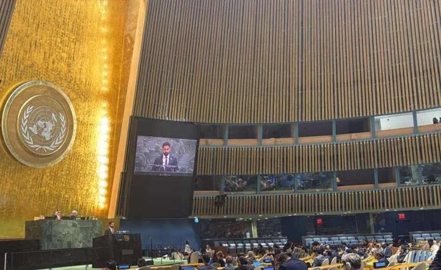 السفير إبراهيم العُلبي ممثل سوريا لدى الأمم المتحدة يتحدث في قاعة الجمعية العامة قبيل اعتماد قرار اعتبار 19 كانون الأول/ديسمبر يوما دوليا لتكريم النساء الباحثات عن المفقودين