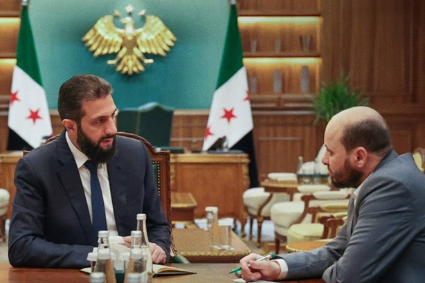 الرئيس أحمد الشرع بحث مع وزير الطاقة واقع القطاع وملف المحروقات
