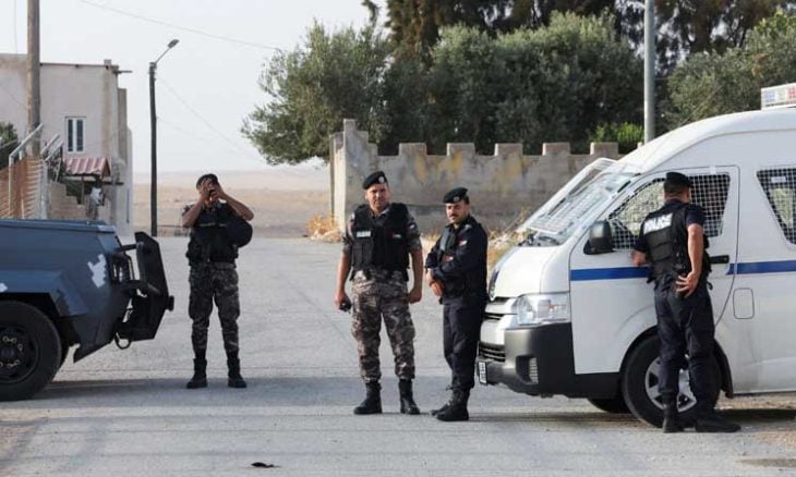 عناصر أمن يقفون خارج كنيسة في قرية حمود بمحافظة الكرك جنوبي الأردن- رويترز