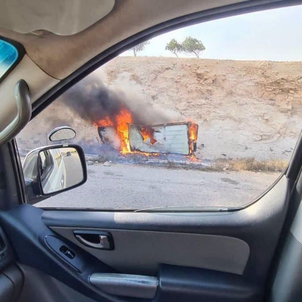 صورة متداولة للسيارة التي انفجرت على طريق دمشق–حمص قرب مدينة قارة بريف دمشق، الاثنين 26 تشرين الأول 2026 (مواقع التواصل الاجتماعي).
