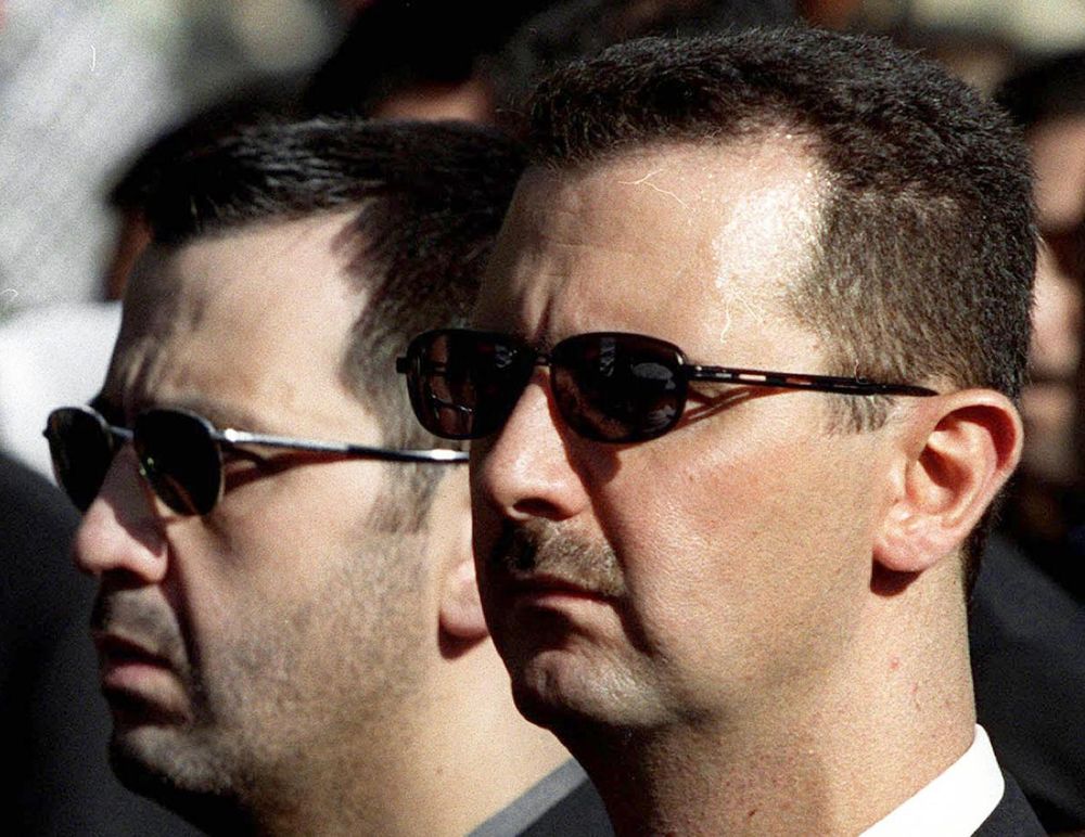 بشار الأسد وشقيقه ماهر خلال تشييع والدهما حافظ الأسد عام 2000 (أرشيفية – فرانس برس).