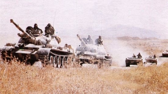رتل من الدبابات والمدرعات السورية يتقدم في الجولان خلال الأيام الأولى من حرب تشرين عام 1973 – ويكيميديا كومنز.