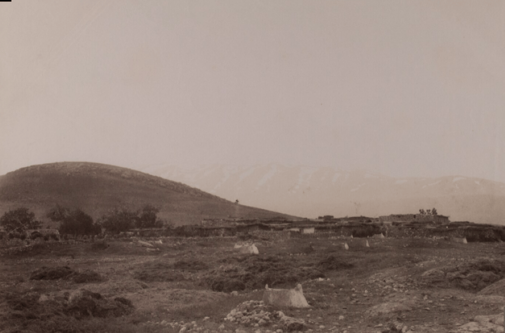 مشهد أرشيفي لجبل الشيخ (حرمون) في سوريا، يعود إلى أواخر القرن التاسع عشر أو مطلع القرن العشرين – تصوير بونفيس، أرشيف المكتبة البريطانية.