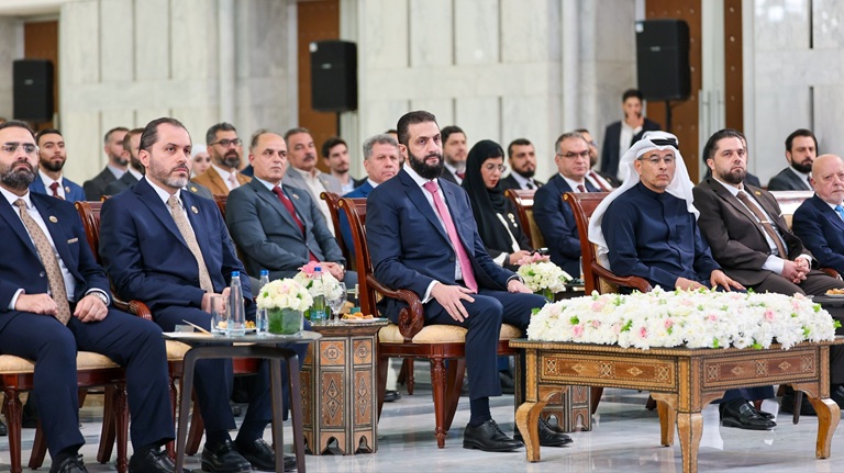 الرئيس أحمد الشرع يرعى مراسم توقيع عقود إنشاء تجمعات سكنية وعمرانية وأخرى سياحية خلال فعالية "الاستثمار في سوريا والمشاريع المنطلقة" بقصر الشعب في ‏دمشق