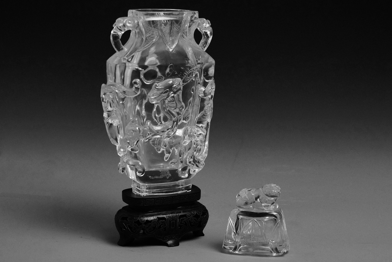 C. 1736-1796 清 乾隆 水晶五螭纹瓶 ©️Hou Mengwei