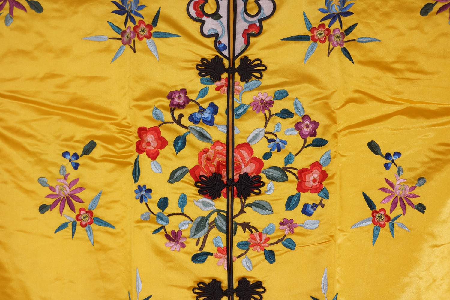 民国 明黄地刺绣四季花卉图锦衣 ©️Hou Mengwei