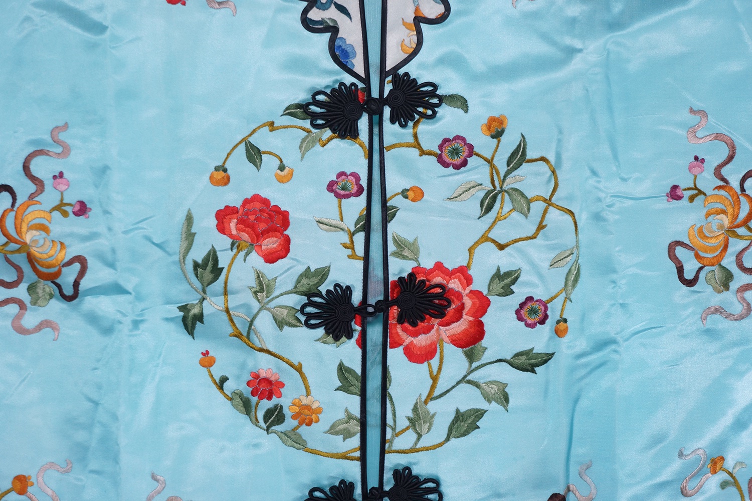 C. 1912-1949 民国 天蓝地刺绣四季花卉图锦衣