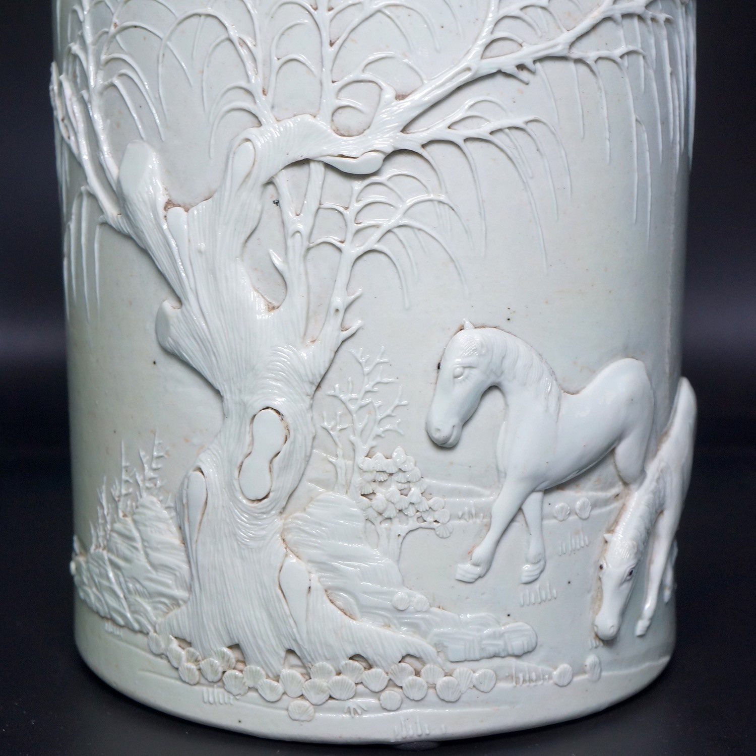 清時代 【王炳荣作】在銘 雕瓷虎獸松林文筆筒 白磁 文房具(Y-8) Chinese typewriter — China Comes To MIT