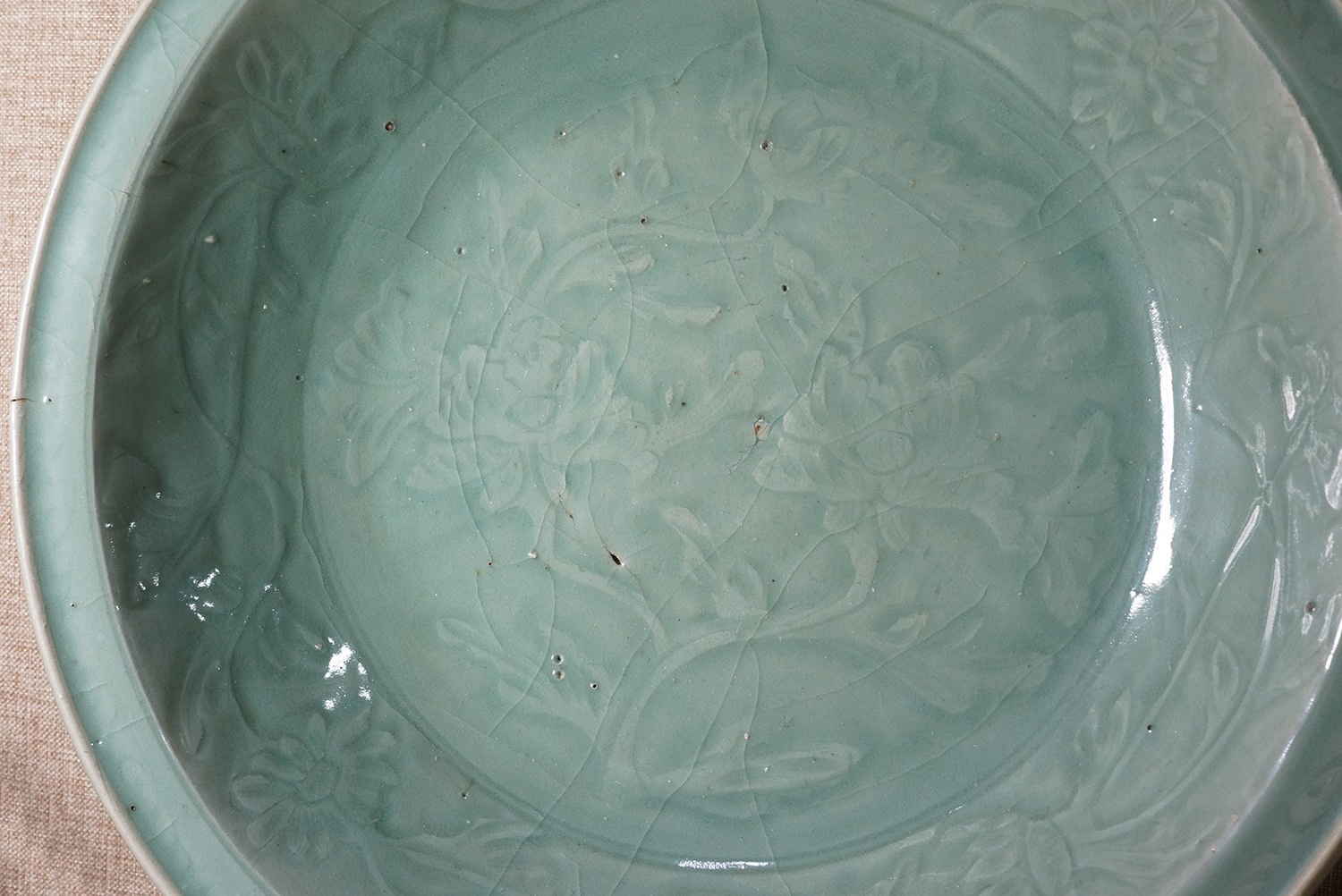 元末明初 龙泉窑湖水绿剔刻花牡丹纹大盘 ©️Hou Mengwei