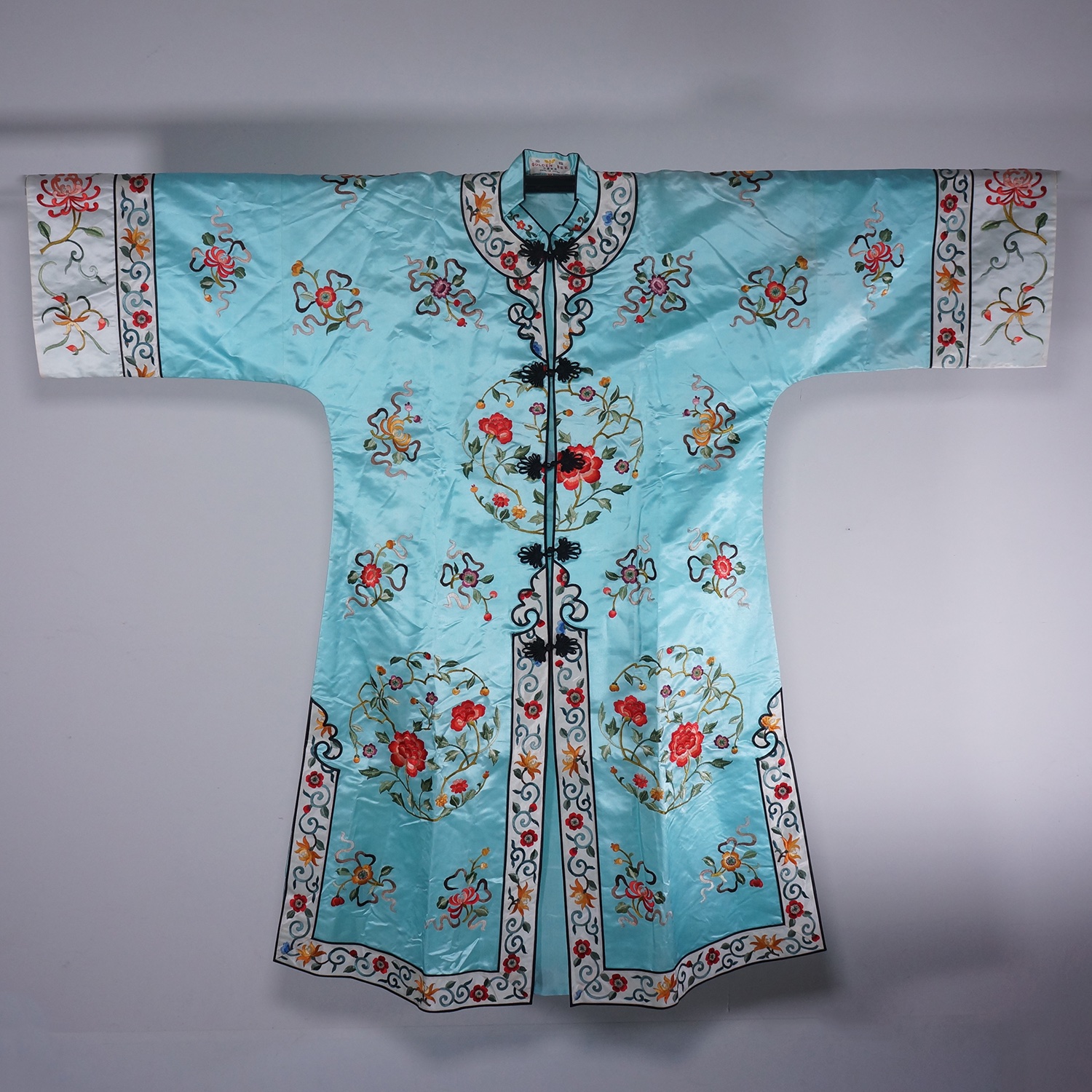 C. 1912-1949 民国 天蓝地刺绣四季花卉图锦衣