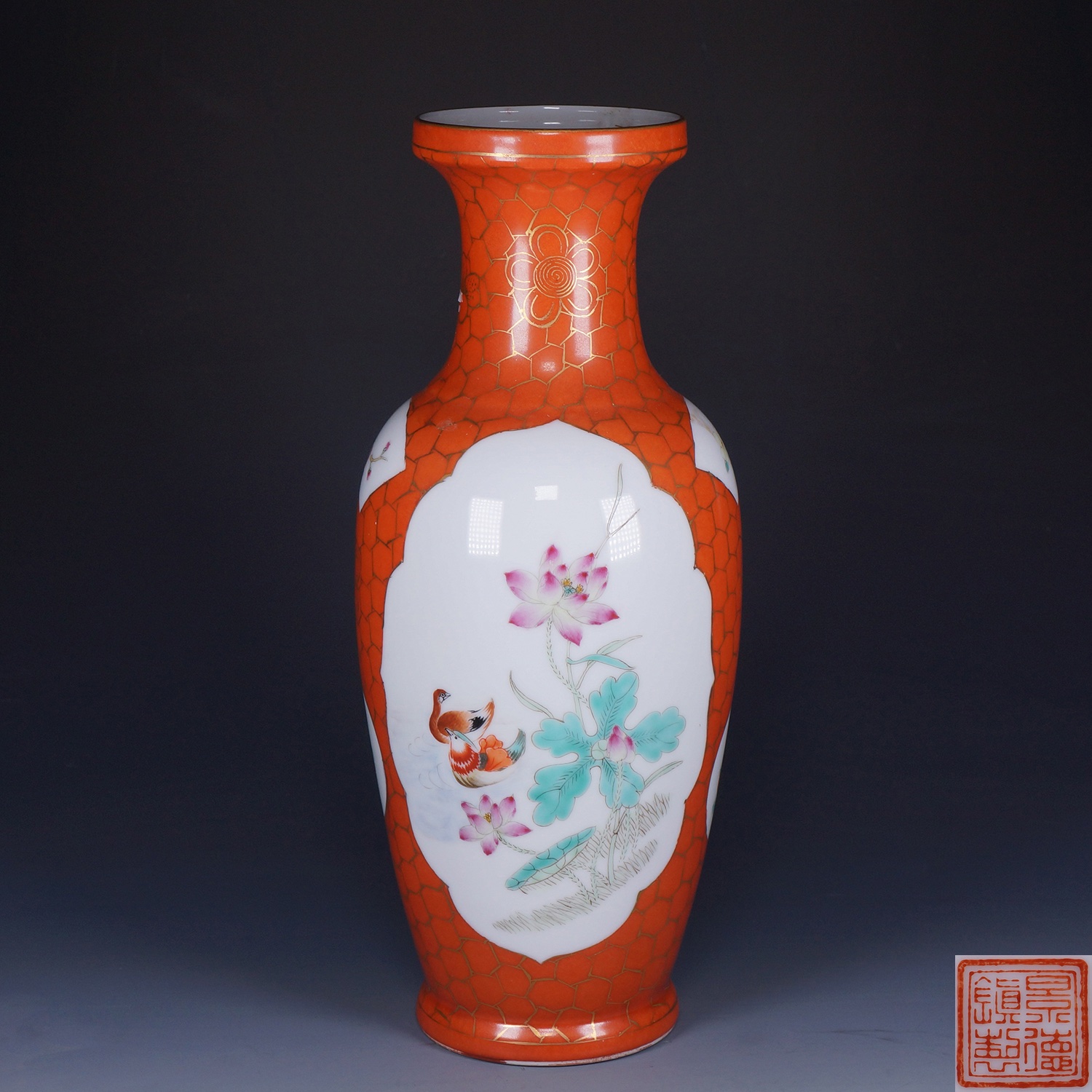 20<sup>th</sup>C. 珊瑚红描金冰梅纹开光花鸟图盘口瓶