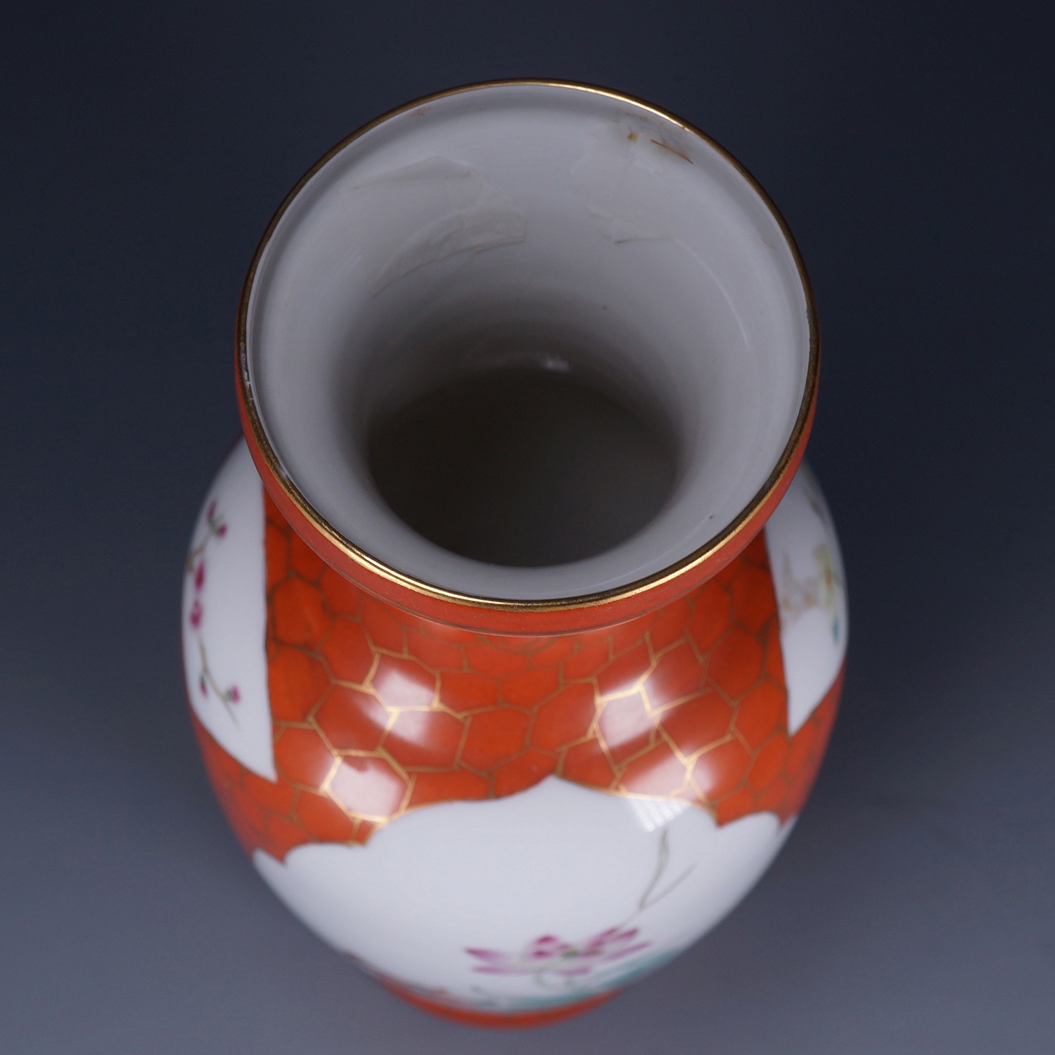 20<sup>th</sup>C. 珊瑚红描金冰梅纹开光花鸟图盘口瓶