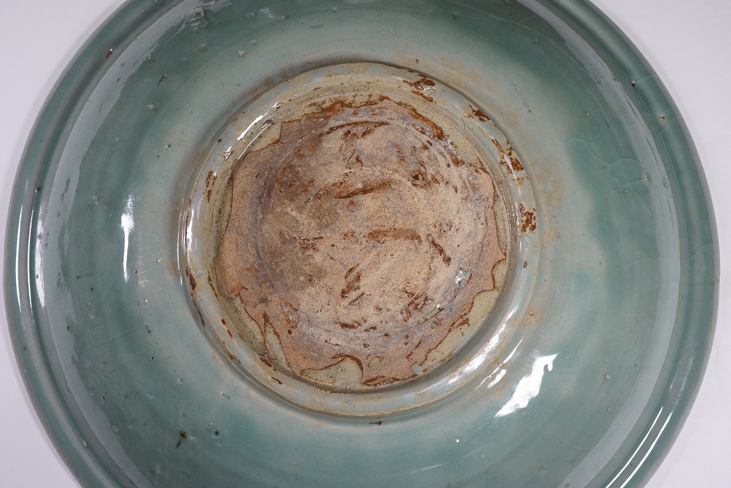 元末明初 龙泉窑湖水绿剔刻花牡丹纹大盘 ©️Hou Mengwei