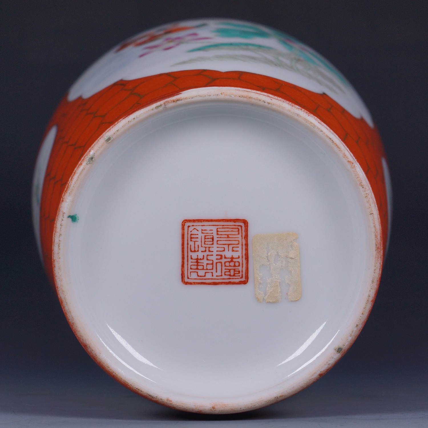 20<sup>th</sup>C. 珊瑚红描金冰梅纹开光花鸟图盘口瓶