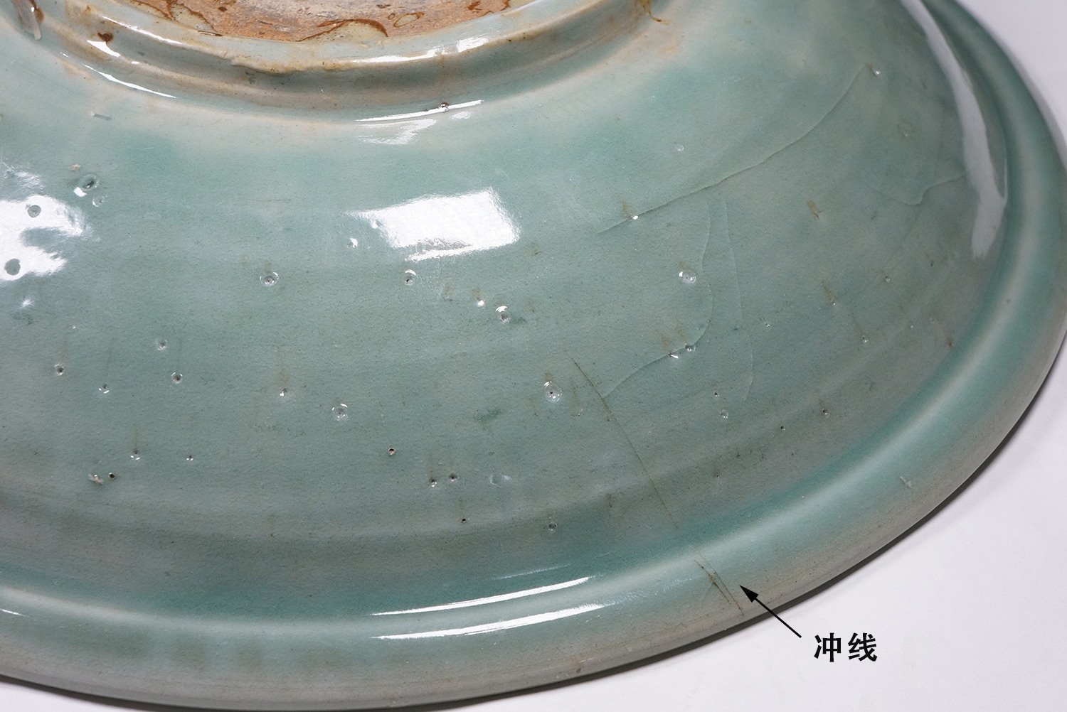 元末明初 龙泉窑湖水绿剔刻花牡丹纹大盘 ©️Hou Mengwei