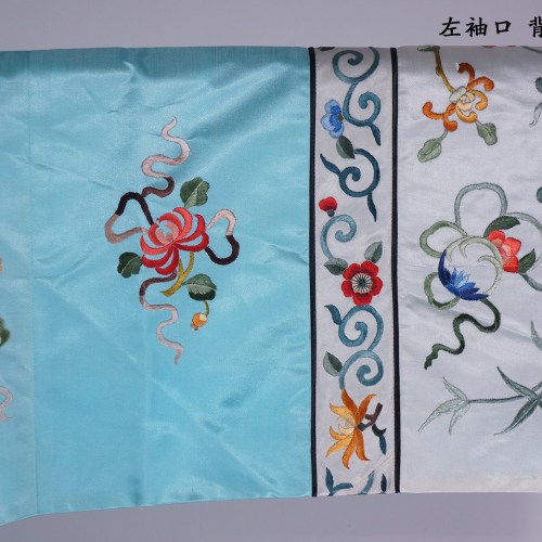C. 1912-1949 民国 天蓝地刺绣四季花卉图锦衣 - 图片 7