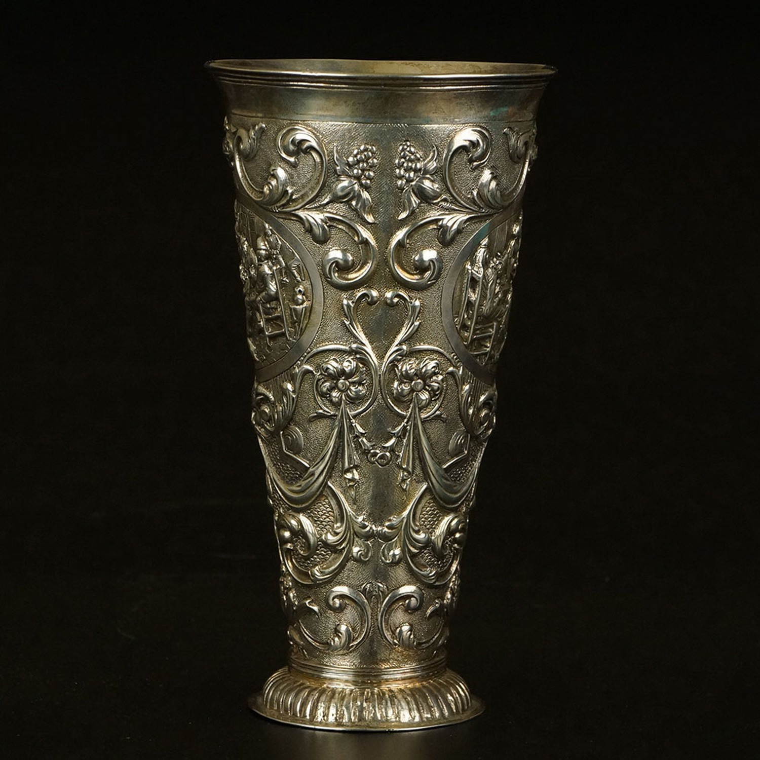 18世纪 人物故事图银杯花插 ©️Hou Mengwei