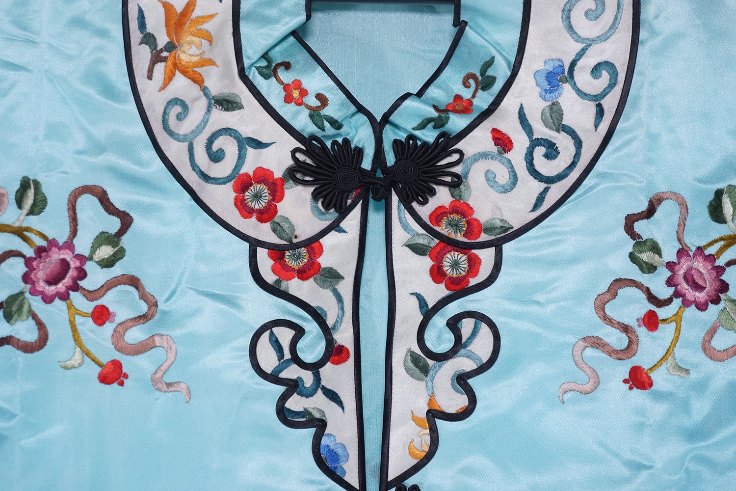 C. 1912-1949 民国 天蓝地刺绣四季花卉图锦衣