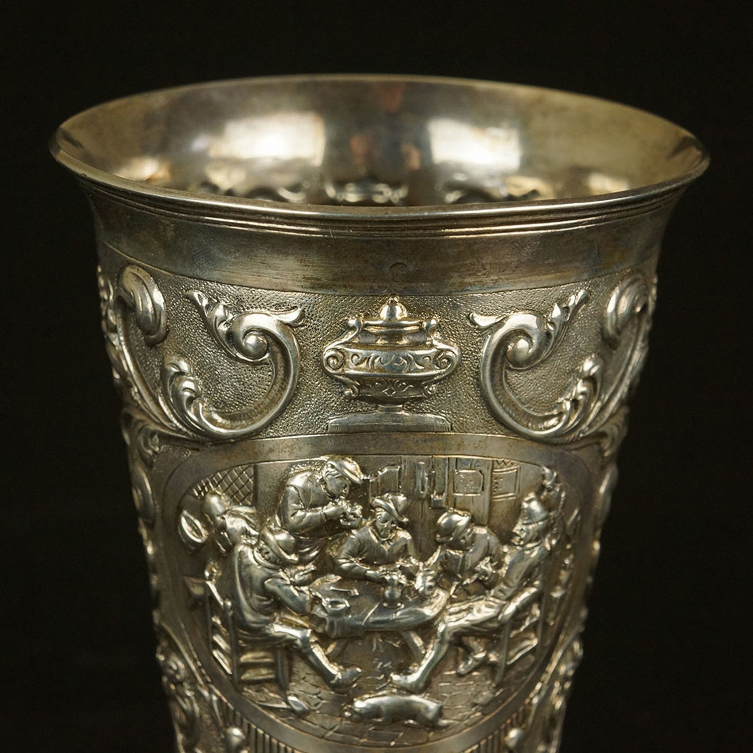 18世纪 人物故事图银杯花插 ©️Hou Mengwei